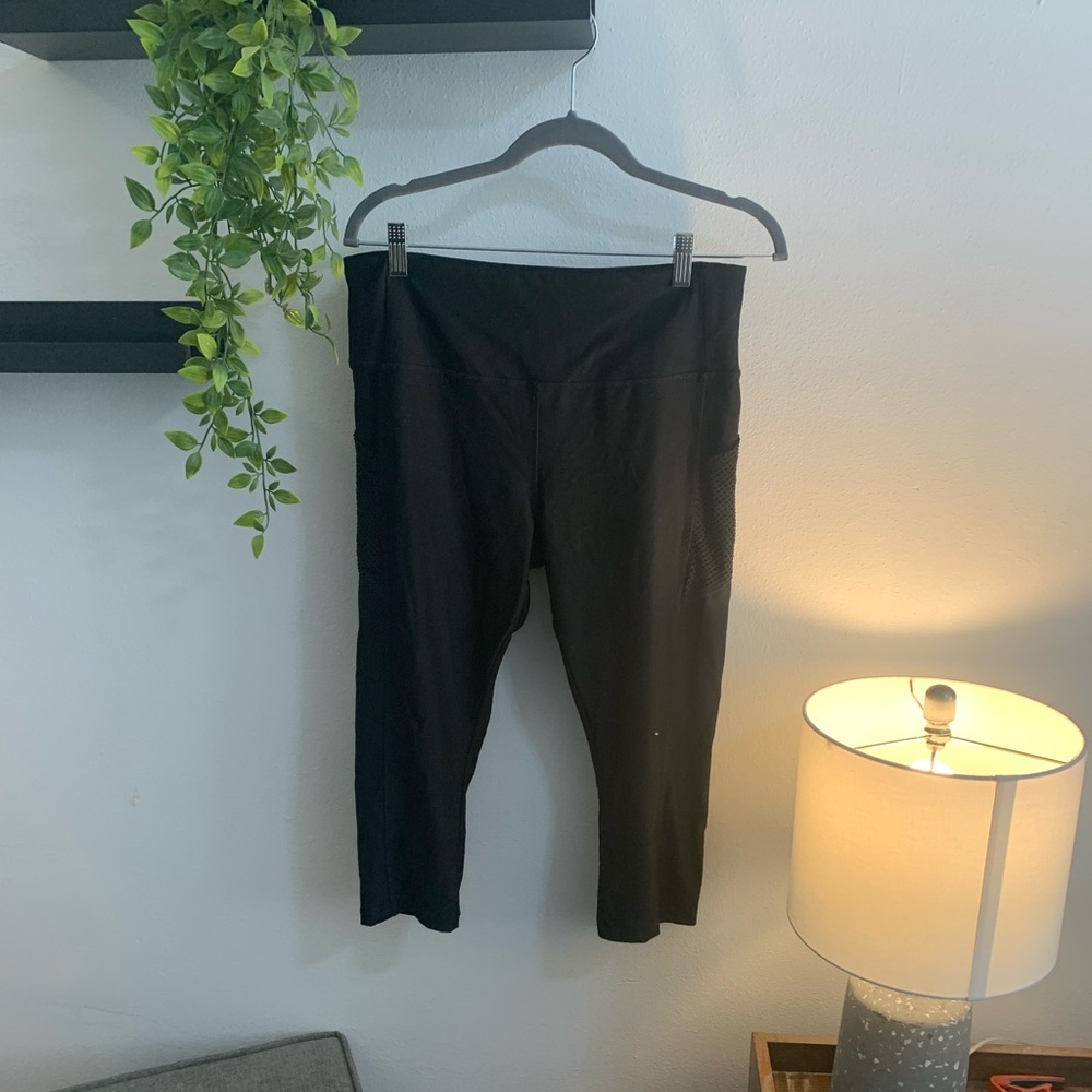 VOGO Black Cropped Leggings with Netted Pockets